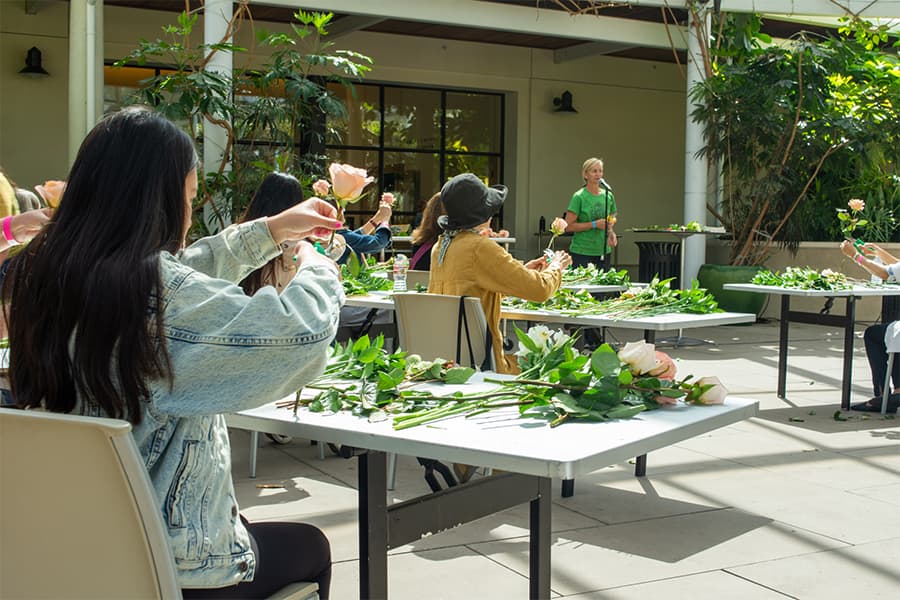 Class participants prepare their flowers