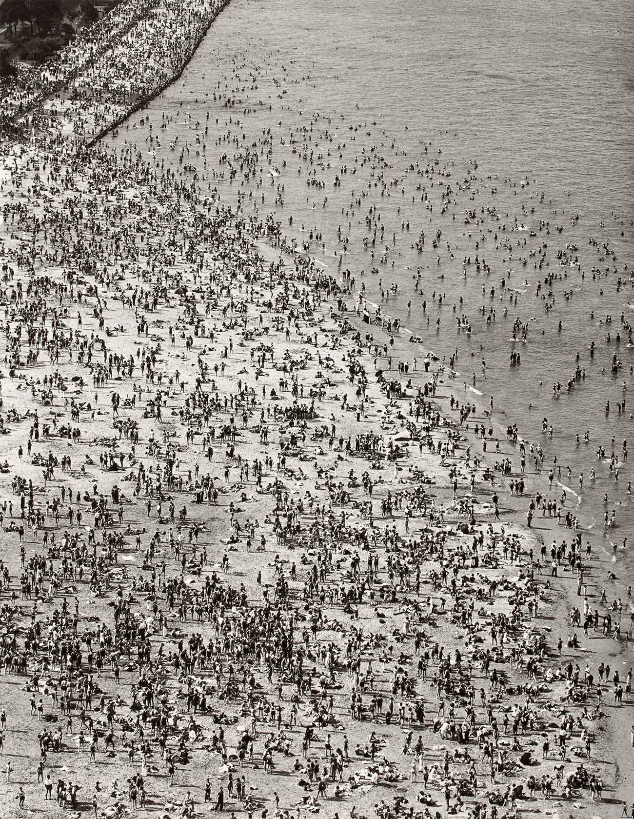 Torkel Korling, Crowded Beach, 1929, gelatin silver print, 13 7/16 × 10 7/16. Los Angeles County Museum of Art. The Marjorie and Leonard Vernon Collection, gift of The Annenberg Foundation, acquired from Carol Vernon and Robert Turbin. Photo © 2015 Museum Associates/LACMA.