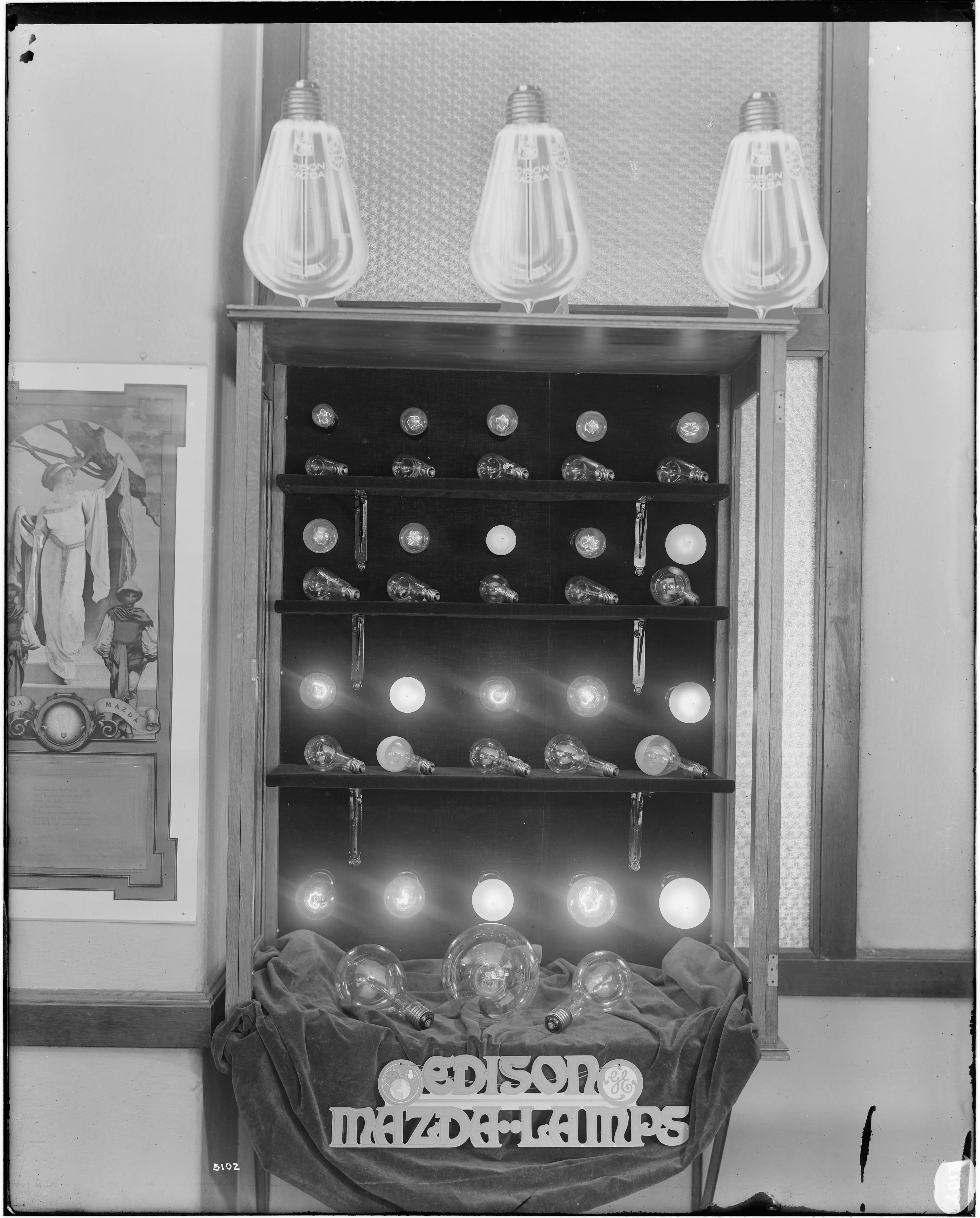 G. Haven Bishop (1879–1972), Edison Lamp Display, 1919. Gelatin silver print, 10 15/16 x 9 3/16 in. Southern California Edison Photographs and Negatives, The Huntington Library, Art Collections, and Botanical Gardens.