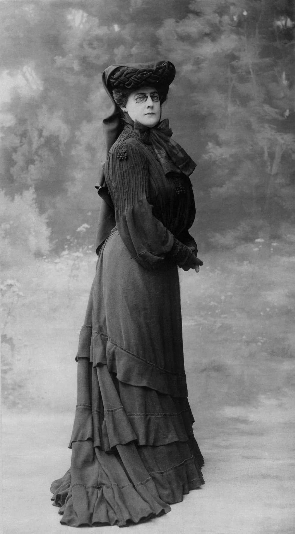 Arabella D. Huntington, 1903. Photo: Felix Nadar, Paris. The Huntington Library, Art Collections, and Botanical Gardens.