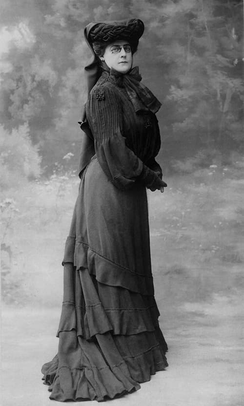 Arabella D. Huntington, 1903. Photo: Felix Nadar, Paris. The Huntington Library, Art Collections, and Botanical Gardens.