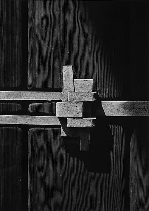 Yasuhiro Ishimoto, William R. Thorsen house, exterior strap detail (Greene and Greene, architects), 1974, gelatin silver print, 10 3/16 x 7 1/8 in. © Kochi Prefecture, Ishimoto Yasuhiro Photo Center.