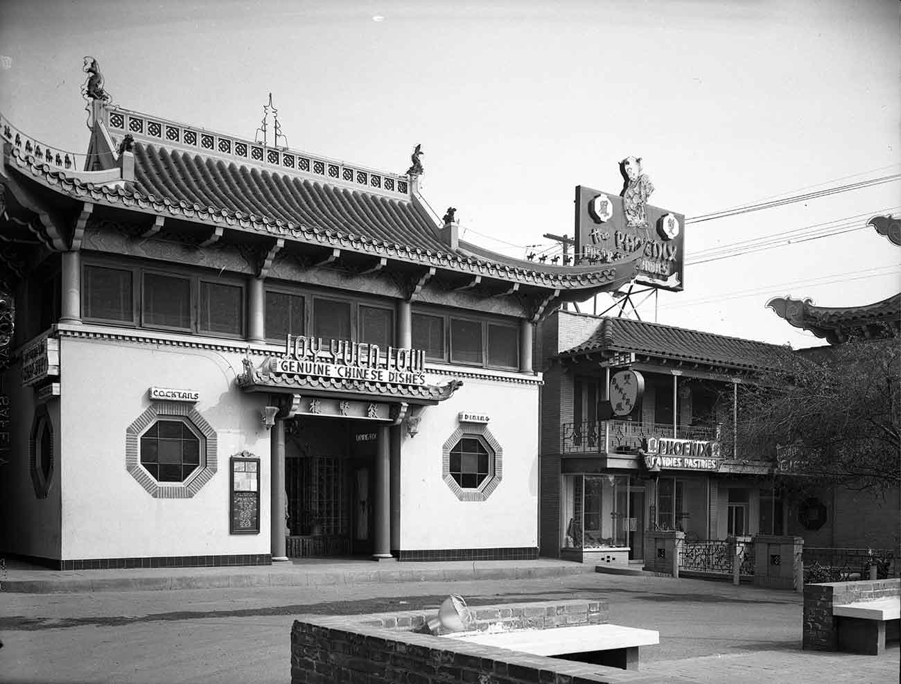 Joy Yuen Low restaurant and Phoenix Bakery in the Central Plaza, 1950. Los Angeles Public Library, Harry Quillen Photo Collection.