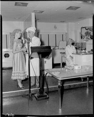 Electric cooking demonstration for an audience of mostly women