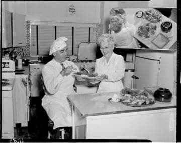 Electric cooking demonstration for an audience of mostly women
