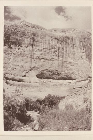 Cliff dwelling in Moqui Creek, Mile 125