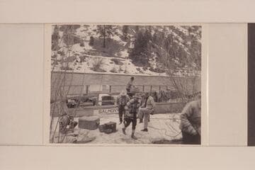 Loading Don Smith's sweep-scow at Shoup, Idaho. Glen Wooldridge walks toward camera. Willie Taylor steps over rope