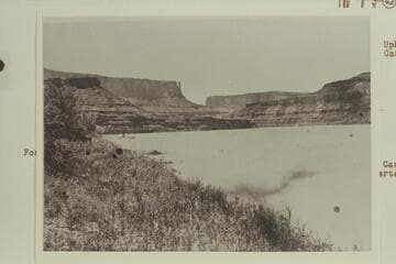 Downriver in Labyrinth Canyon from Mile 42.8 at the mouth of Upheaval Canyon and Mineral Canyon. The finger is at the end of the mesa running out to Fort Bottom