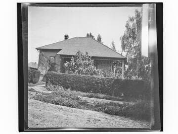Unidentified house with vine and hedge