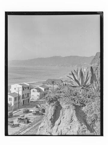 Cliffs and homes of Santa Monica below Palisades Park