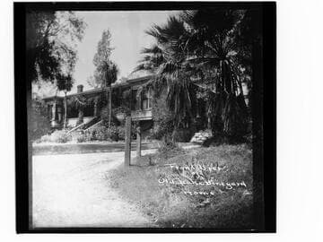 Front view of old Lake Vineyard home