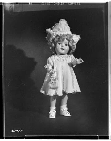 D2.3 - Displays, Window - Doll dressed by Miss Grijalva