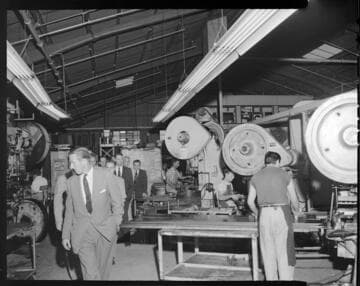 Machine shop lighting for retail display