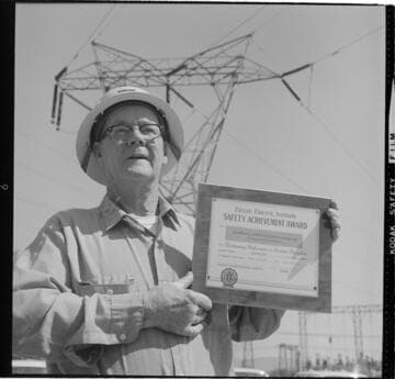 Safety award from EEI presented to SCE's Saugus Substation