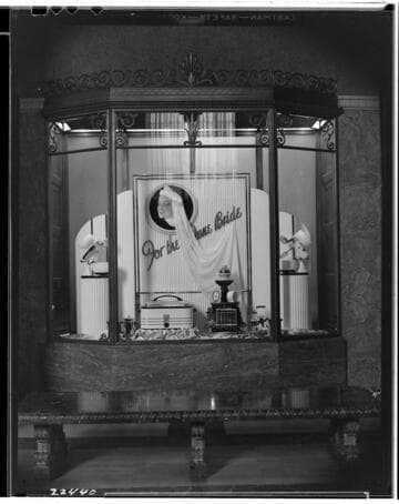 D2.3 - Displays, Window - Lobby Entrance