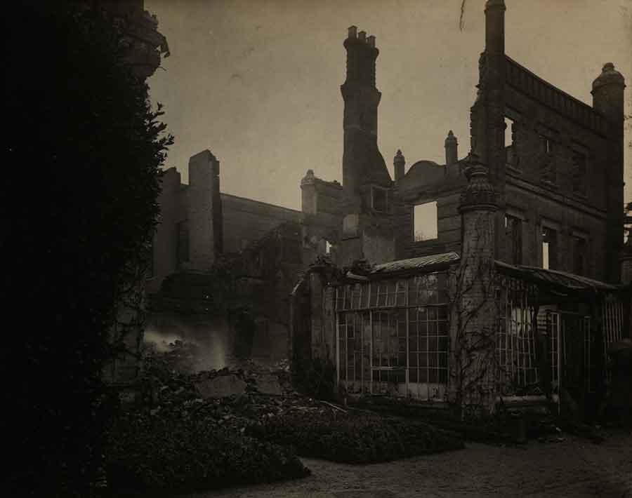 Barton Hall, where The Huntington’s copy of Q1 was discovered, after the hall was destroyed by fire in 1914. Reproduced with kind permission of Bury St. Edmunds branch of Suffolk Archives, shelf mark HD526/11/9.