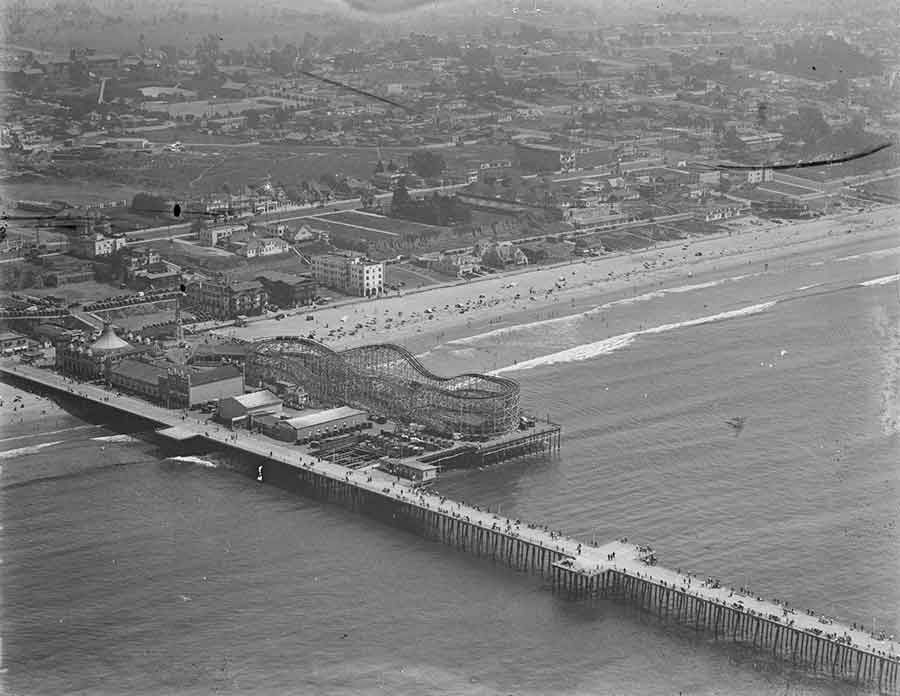 Aerial view of the Santa Monica Municipal Pier and the adjacent Looff’s Pleasure Pier, showing the Blue Streak Racing Coaster, 1922. Photograph by Dunning Air.
