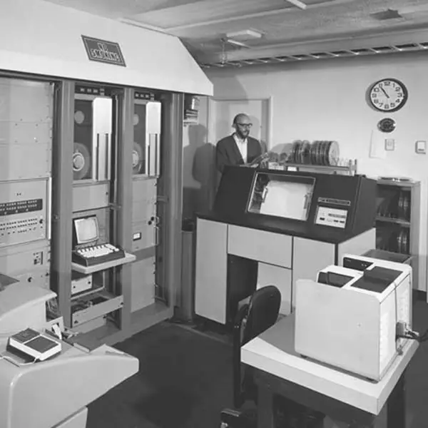 Computer room for the 150-foot tower telescope, Mount Wilson Observatory, ca. 1974. Image courtesy of the Observatories of the Carnegie Institution for Science Collection at The Huntington Library, Art Museum, and Botanical Gardens.