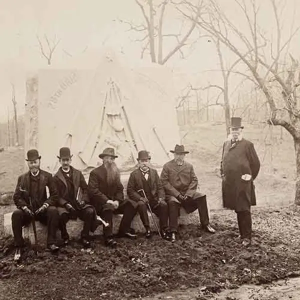 civil war soilders sitting for photograph