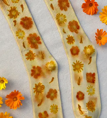 Socks with colorful flower-shaped impressions dyed on them.