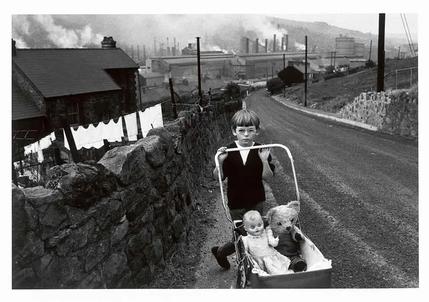 Bruce Davidson (b. 1933), Wales, 1965, gelatin silver print. © Bruce Davidson/Magnum Photos, photo courtesy of The Huntington Library, Art Collections, and Botanical Gardens.