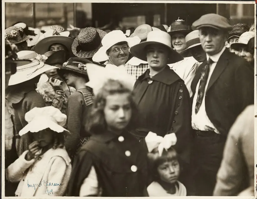 J. C. Milligan, Crowds at Bullock’s Department Store, Broadway, Los Angeles, August 1919. Gelatin silver print, 10 3/4 x 13 3/4 in. The Huntington Library, Art Collections, and Botanical Gardens.