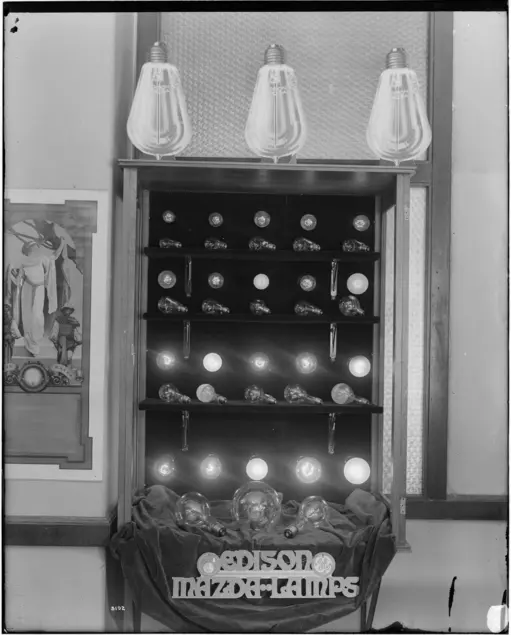 G. Haven Bishop (1879–1972), Edison Lamp Display, 1919. Gelatin silver print, 10 15/16 x 9 3/16 in. Southern California Edison Photographs and Negatives, The Huntington Library, Art Collections, and Botanical Gardens.