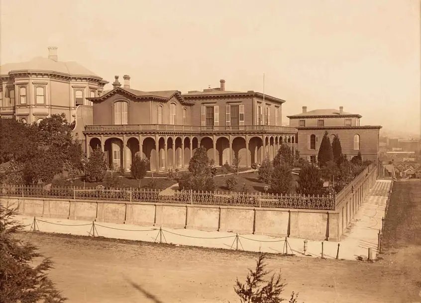 Coe-Raymond-Earle Residence, Harrison and Essex Streets, Rincon Hill, San Francisco, ca. 1867. Albumen print; 14 ¾ x 20 in. Mammoth-Plate Photographs of San Francisco in 1867 by Carleton E. Watkins (1829–1916). Huntington Library, Art Collections, and Botanical Gardens.