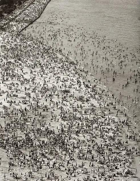 Torkel Korling, Crowded Beach, 1929, gelatin silver print, 13 7/16 × 10 7/16. Los Angeles County Museum of Art. The Marjorie and Leonard Vernon Collection, gift of The Annenberg Foundation, acquired from Carol Vernon and Robert Turbin. Photo © 2015 Museum Associates/LACMA.