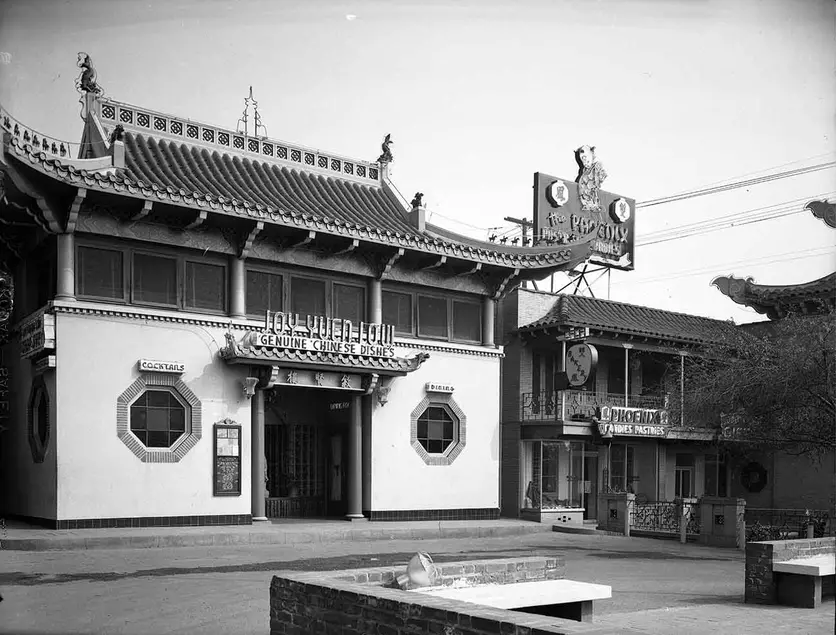 Joy Yuen Low restaurant and Phoenix Bakery in the Central Plaza, 1950. Los Angeles Public Library, Harry Quillen Photo Collection.