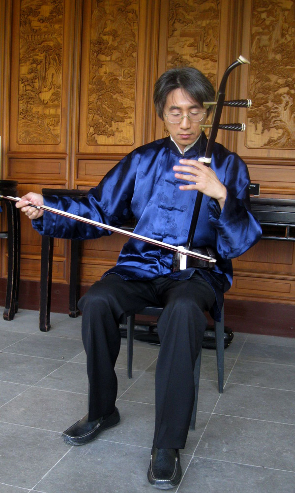 Yunhe Liang 梁云河 with his instrument, the erhu.