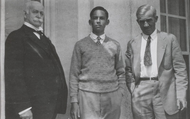 Edwards Metcalf (center) flanked by his grandfather, Henry E. Huntington (left), and father, John (right), in an undated<br />
 photo.