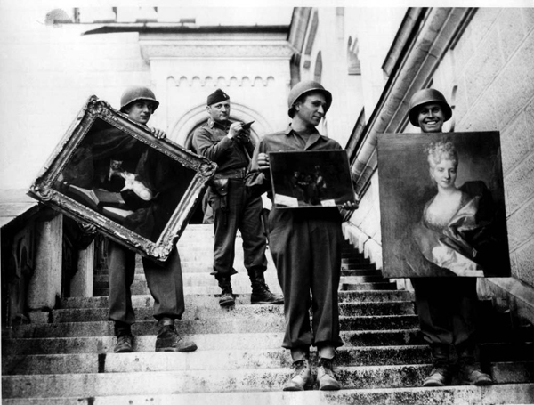 American GIs hand-carried paintings down the steps of the Neuschwanstein castle under the supervision of Captain James Rorimer. (Photo credit: NARA / Public Domain)