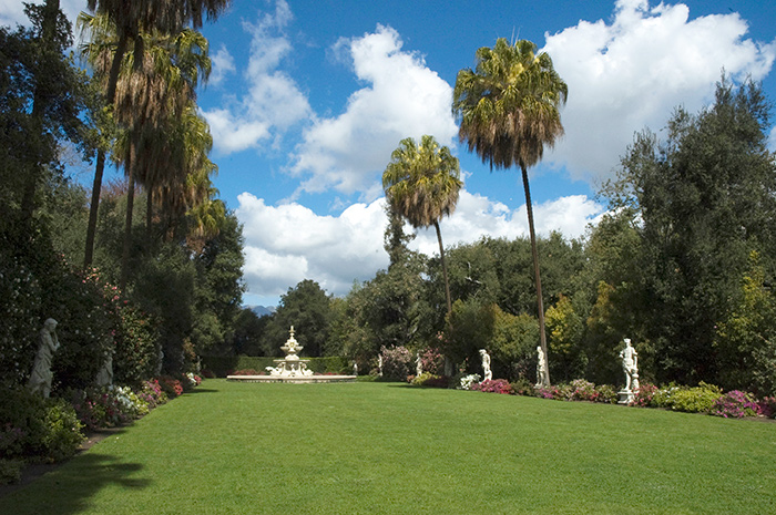 Set the mood for romance with a stroll on the North Vista, with its 18th-century statuary and Italian Renaissance fountain. Photo by Lisa Blackburn.