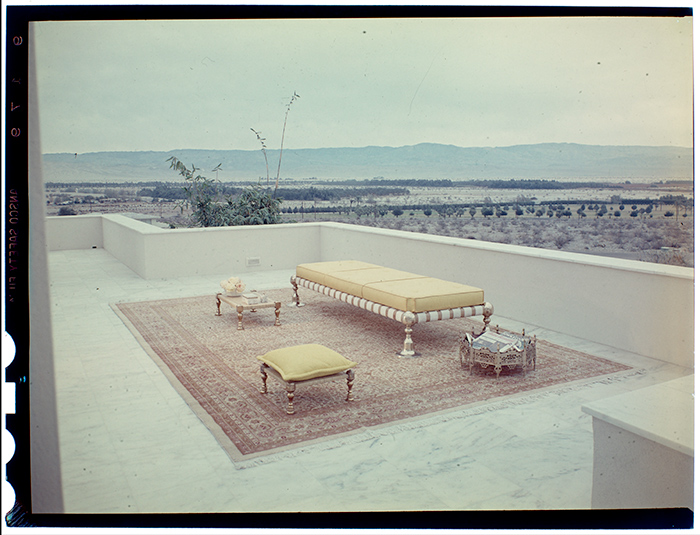 Thomas Davis residence, outdoor living space, Palm Springs, Calif., approximately December 1956. The Maynard L. Parker Negatives, Photographs, and Other Material. The Huntington Library, Art Collections, and Botanical Gardens.