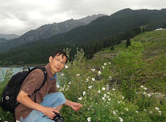 Guoliang Wang, the foremost authority on the ancient roses of China, will speak at two upcoming talks, including the 2016 Great Rosarians of the World lecture on June 11. Photo courtesy of Guoliang Wang.