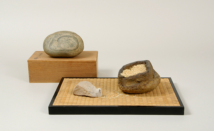 Several small stones tell a larger story in this thematic display by Jim Greaves titled “The Pantry (Sleeping Cat, Mouse, and Grain Sack).” Photo by Lisa Blackburn.