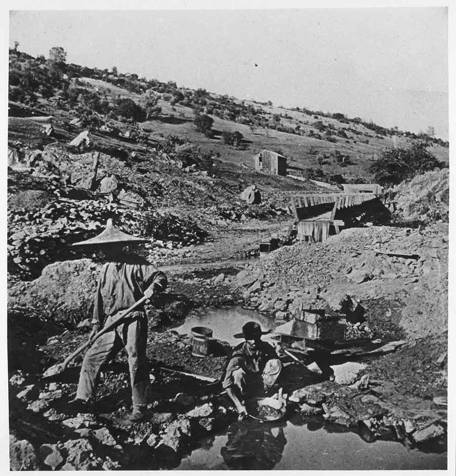 Chinese workers “panning out.” Unknown date and photographer. The Huntington Library, Art Museum, and Botanical Gardens.