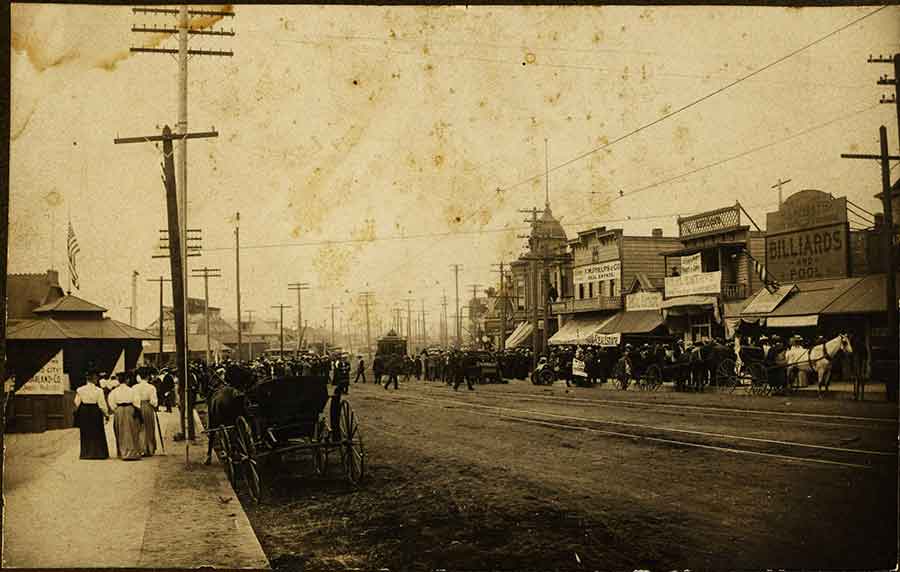 Pacific Avenue in Redondo Beach, California, in the first decade of the 20th century, with an electric street car, horse-drawn wagons, and crowds of people in front of a real estate office. Arguably, Huntington’s most successful real estate venture was Redondo Beach. In 1905, he bought 90 percent of Redondo and then, only four days later, acquired the existing Los Angeles and Redondo Railway, with 57 miles of track, thereby making it a part of the Red Car system. Ernest Marquez Collection. The Huntington Library, Art Collections, and Botanical Gardens.