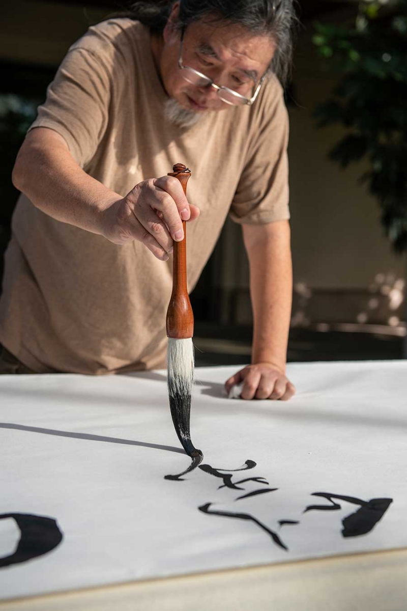 Tang Qingnian 唐慶年, the 2019 Cheng Family Foundation Artist-in-Residence at The Huntington. Photo by Jamie Pham. The Huntington Library, Art Collections, and Botanical Gardens.