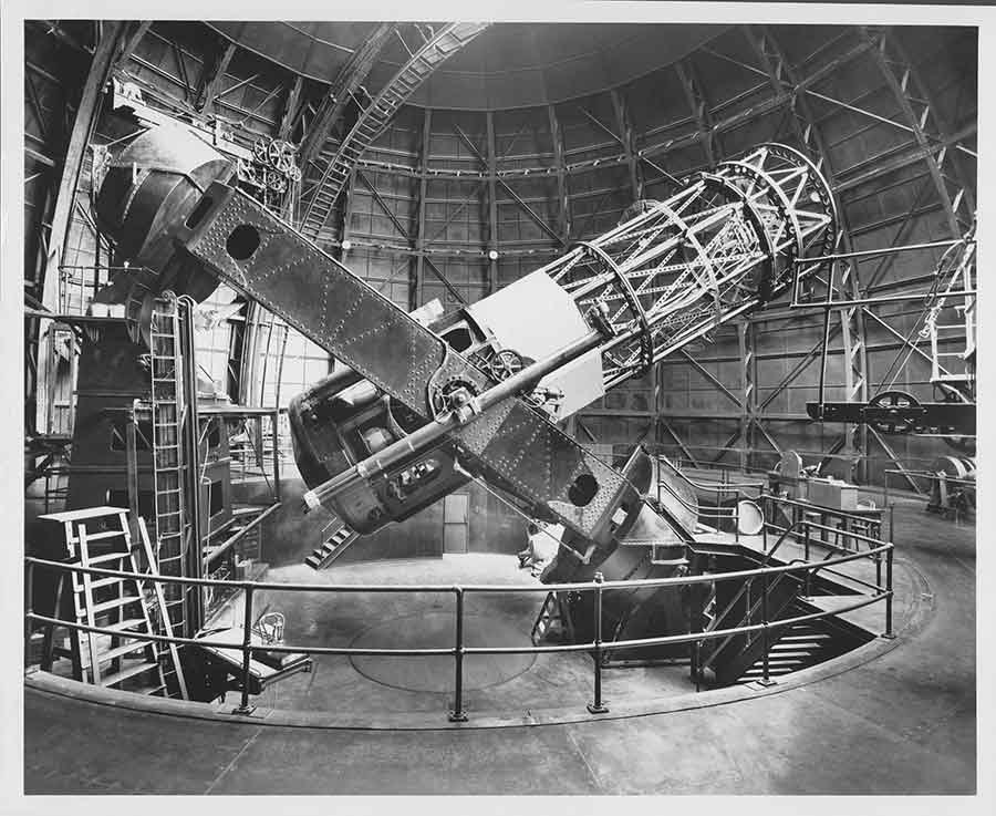 Edison Hoge, Hooker 100-inch reflecting telescope, ca. 1940. Side view with tube 40 degrees from horizontal. The chair of astronomer Edwin Hubble (1889–1953), on an elevating platform, is visible at left. Image courtesy of the Observatories of the Carnegie Institution for Science Collection at the Huntington Library.