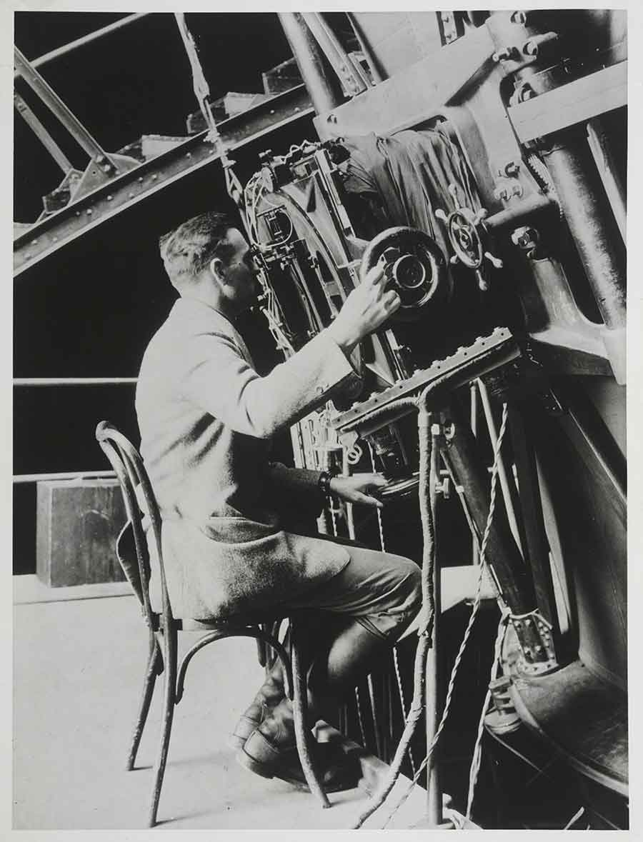 Edwin Powell Hubbell seated at the 100-inch Hooker Telescope, Mount Wilson Observatory, ca. 1924. Unidentified photographer. Image courtesy of the Observatories of the Carnegie Institution for Science Collection at the Huntington Library.